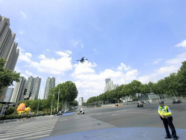 鄭州 無(wú)人機(jī)未帶安全頭盔巡檢